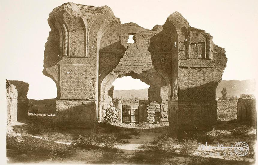 تصویری سیاه‌وسفید از مسجد کبود تبریز در گذشته که تنها بخشی از سردر مسجد به‌جا مانده.